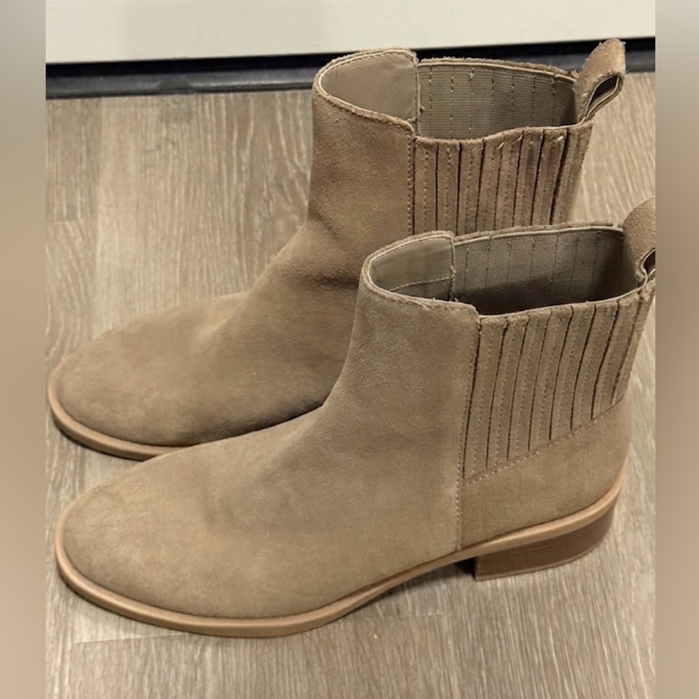 Dolce Vita Women's Farlin Chelsea Bootie in Brown Suede Size 9 Medium